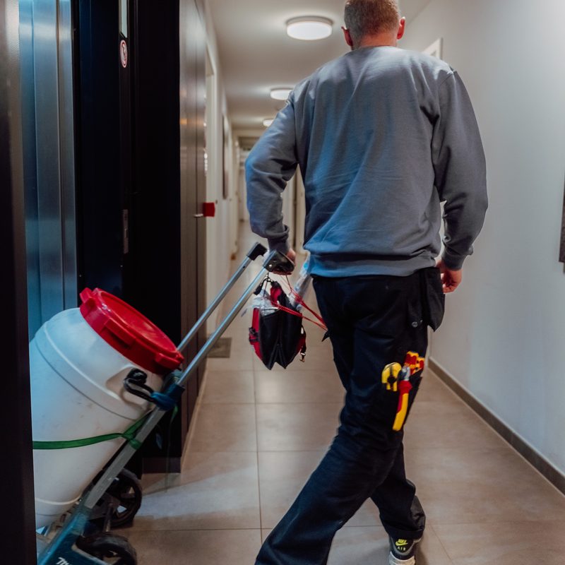 Technicien Secufire dans un couloir d'immeuble