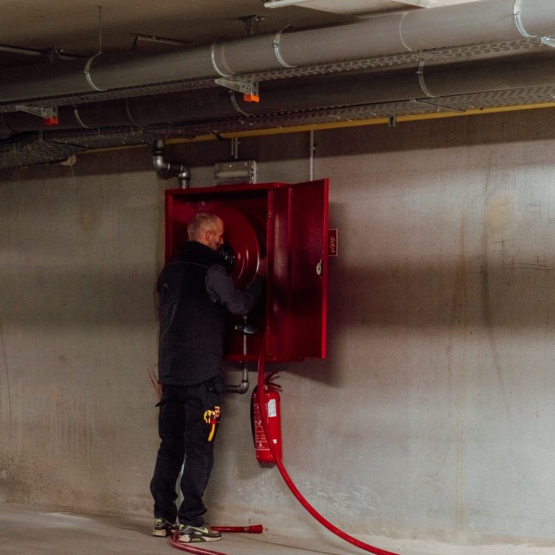 Contrôle d'un dévidoir incendie dans un parking